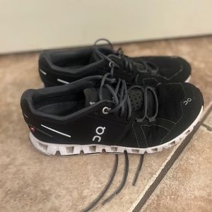 ON Cloud Women’s Black Athletic Shoes size 6.5